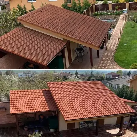 Čistenie strechy pred a po – obnova sýtej farby tehlovej škridly na prístavbách pri dome