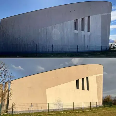 Čistenie veľkoplošnej fasády pred a po – odstránenie stekancov a biologického nánosu z modernej budovy
